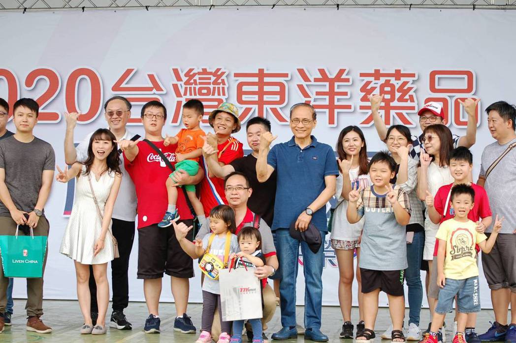 台灣東洋董事長林全出席60周年家庭日。業者/提供。 台灣東洋董事長林全出席60周年家庭日。業者/提供。