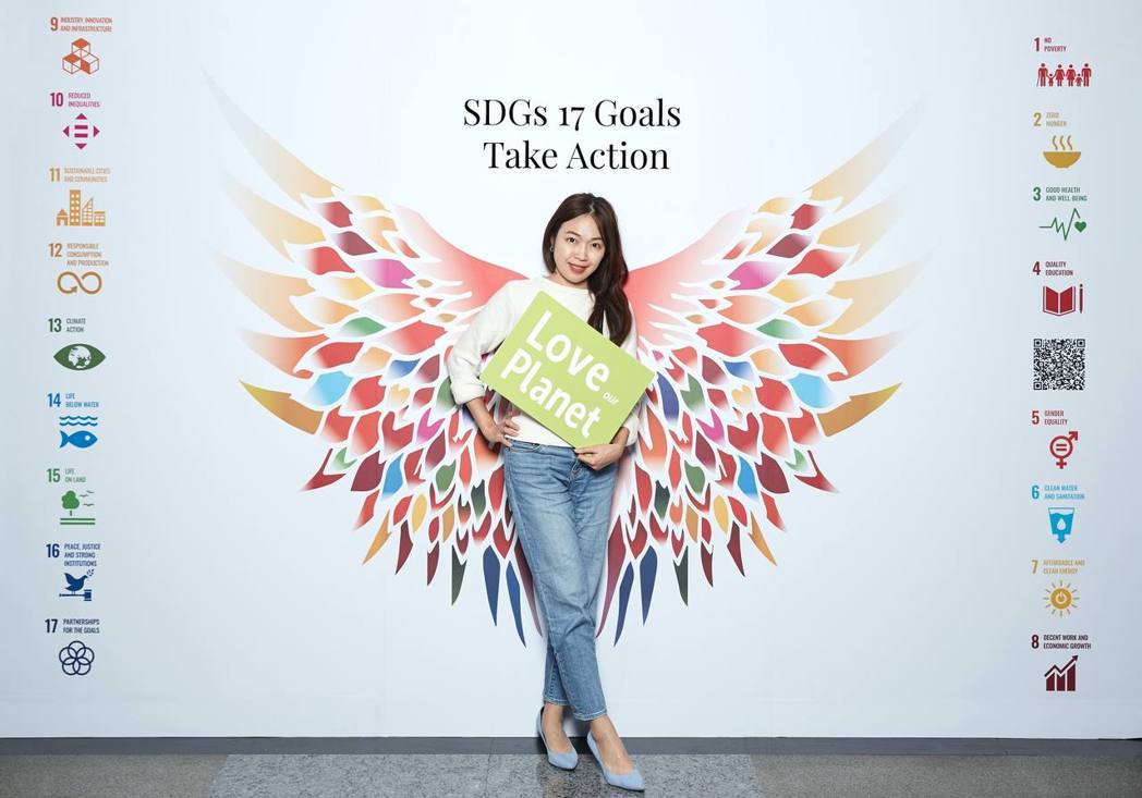 近來台灣東洋的辦公室牆面,多出了一幅「SDGs 網美牆」,此裝置藝術瞬時成為該企業拍照熱點。台灣東洋/提供。 近來台灣東洋的辦公室牆面,多出了一幅「SDGs 網美牆」,此裝置藝術瞬時成為該企業拍照熱點。台灣東洋/提供。